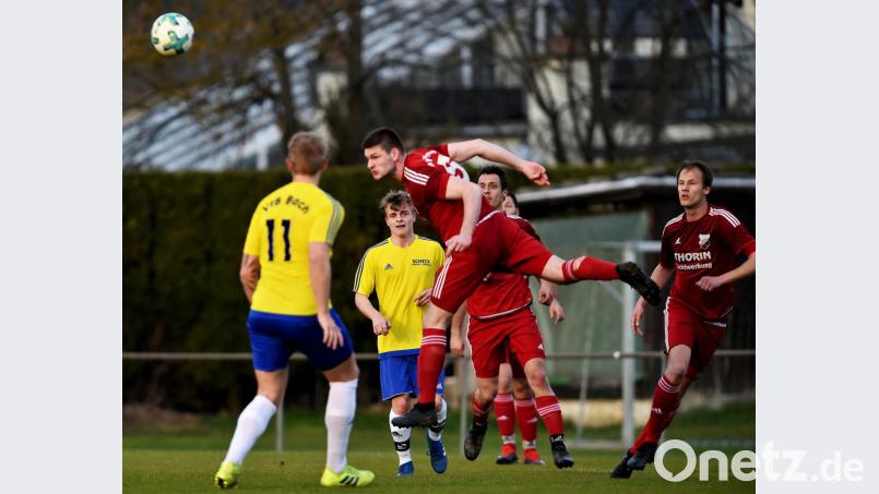 Der Pfreimder Stefan Schießl beim Kopfball. Die SpVgg verlor am Mittwochabend das Nachholspiel gegen den VfB Bach mit 3:4. Bild: exb