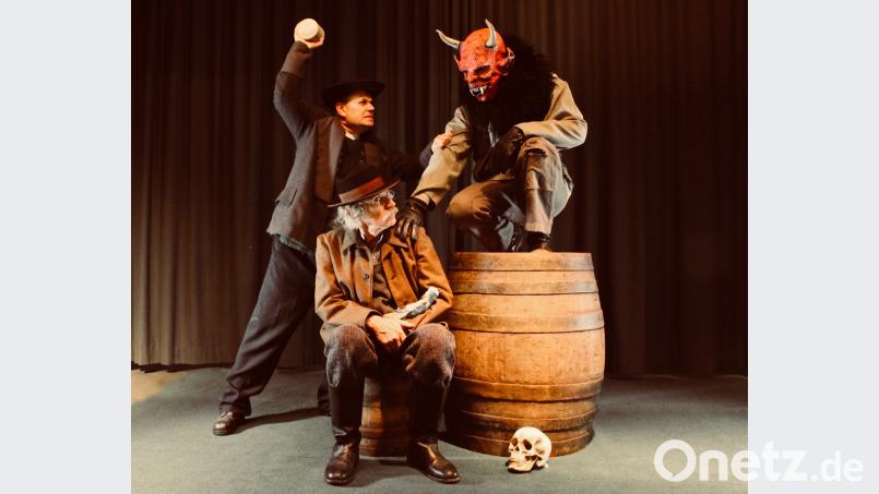 Der Schexbräu, ein ländlicher Brauereibesitzer (Karlheinz Budnik, links) und der Bauer Martl (Hannes Rupprecht) finden im Theaterstück &quot;Die Überführung&quot; nach dem Krieg nicht mehr in ihr altes Leben zurück. Bild: exb