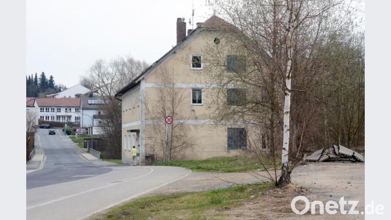 Für Generationen von Glasarbeitern war das ehemalige Ascherl-Wirtshaus ein zweites Wohnzimmer. Die Stadt will es abreißen lassen und dort einen Begegnungsort auf der Grünfläche an der Floß schaffen. Bild: Gabi Schönberger