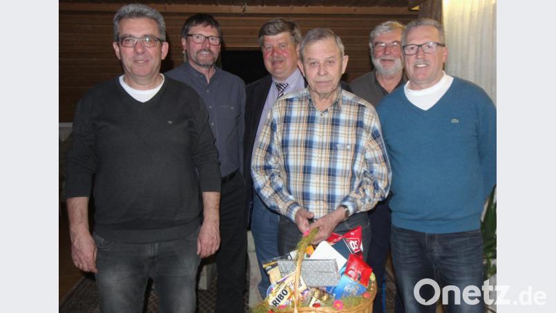 Willi Herrmann (Dritter von rechts) feiert den 80. Geburtstag mit vielen Gratulanten. Der Jubilar ist überaus engagiertes SV-Mitglied. Bild: war
