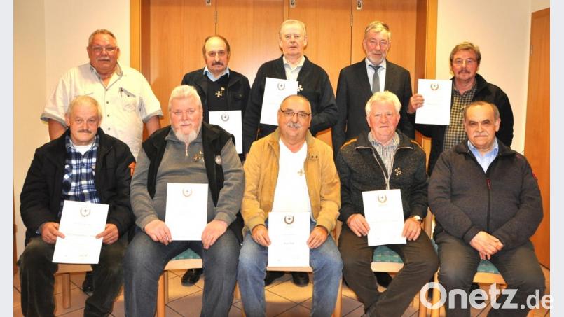 Kreisvorsitzender Richard Berger (hinten, links), zweiter Bürgermeister Hans-Peter Klünner (hinten, Zweiter von rechts) und Vorsitzender Hubert Schönberger (vorne, rechts) danken Herbert Klinger, Hans Wurzer, Alfred Rößler, Michael Stubenvoll (vorne, von links), Wilfried Schlosser (hinten, rechts), Johann Schönberger und Johann Kick (hinten Zweiter und Dritter von links) für ihre Vereinstreue. Bild: es