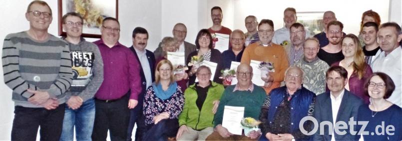 Treue Mitglieder und der neue Vorstand mit (vorne, von links) Vorsitzender Alexandra Kurz und Stellvertreter Lothar Amann. Josef Dobmeier ist 40 Jahre den Siedlern treu, Hans Domagalla sogar Gründungsmitglied. Der scheidende Vorsitzende Herbert Riedel bleibt im Leitungsgremium , Alexandra Krauß ist neue Schriftführerin. Bild: jml
