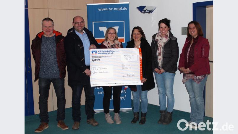 Erster Vorsitzender des TSV Bärnau, Markus Fichtner (von links) mit Martin Zandt, der den Vereinskalender erstellt, Saskia Weigl und Natalie Schwägerl, die das Kinderturnen leiten, sowie Tina Fenzl und Nicole Wettinger, die die beiden Kursleiterinnen unterstützen, bei der Übergabe des Spenden-Schecks. Bild: Susanne Forster