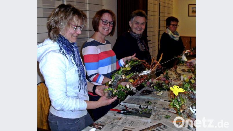 Pünktlich zu Frühlingsbeginn treffen sich die Damen des Ökumenischen Frauentreffs Neunkirchen zum Basteln. Bild: R. Kreuzer