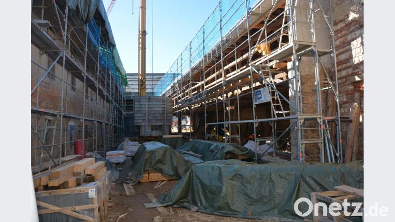 Auf der Baustelle im Eingangsbereich des künftigen Info- und Begegnungszentrums wird fleißig gearbeitet. Bild: jr