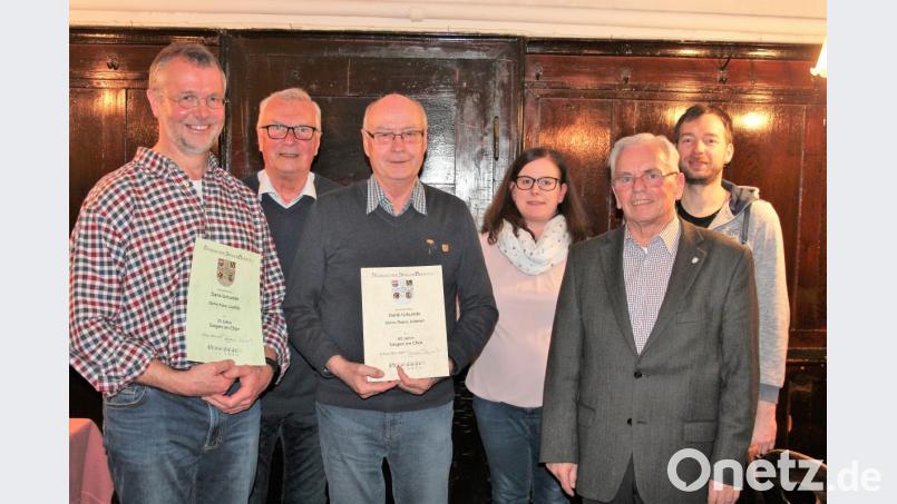Die Chorleiter Klaus Wegmann und Steffi Übelmesser (hinten von rechts), Siegmar Bräutigam (Zweiter von rechts) und Vorsitzender Herbert Ponnath (Zweiter von links) danken Hans Liedtke und Anton Schinner (von links) für ihre Treue. Bild: stg