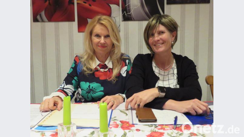 Vorsitzende Petra Schicker (links) ließ mit ihrer Stellvertreterin Kerstin Rumswinkel das Jahr 2018 als ein erfolgreiches Kunstjahr Revue passieren. Bild: ubb