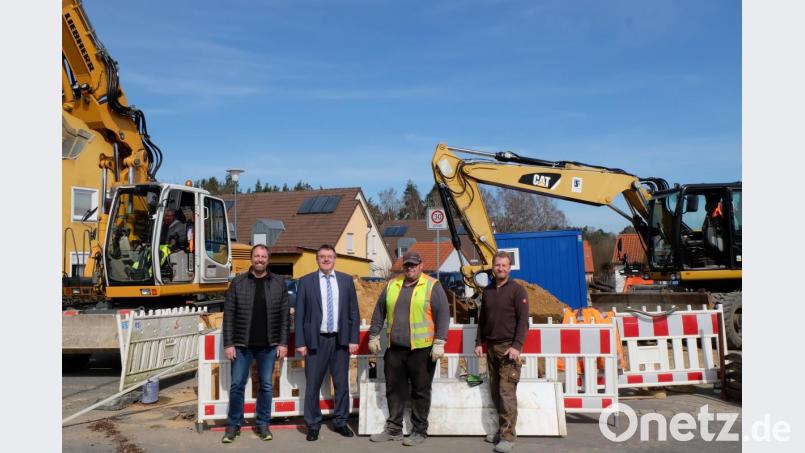 Bauamtsleiter Stefan Ertl besichtigt zusammen mit Bürgermeister Hans-Martin Schertl die Baustelle in der Auerbacher Straße in Sorghof. Thomas Bartl und Walter Keck (von links) von der Firma Schulz geben dazu Informationen. Bild: Stefanie Gradl