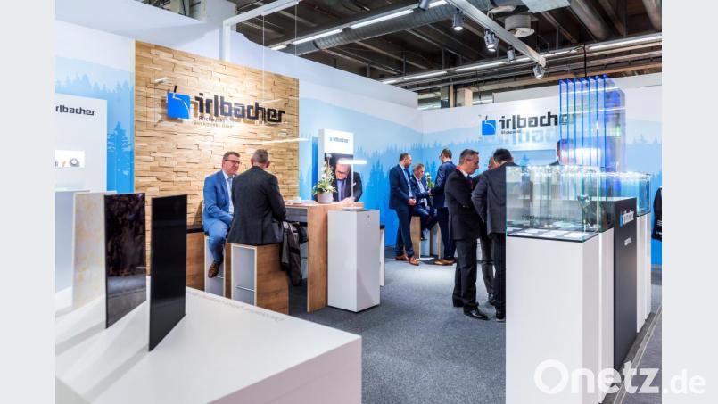 Geschäftsführer Stephan Irlbacher (links) im Kundengespräch auf dem 55 Quadratmeter großen Messestand der Irlbacher Blickpunkt Glas GmbH bei der ISH in Frankfurt.	Bild: eib Bild: eib