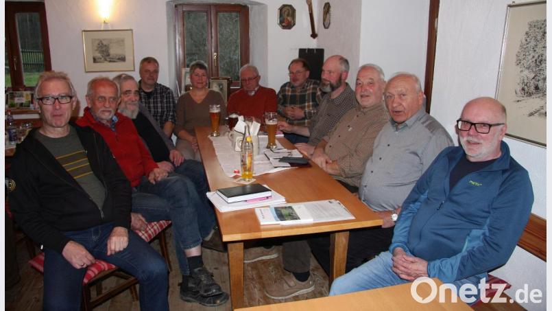 Beim Autorentreffen in der Glasschleif wurde die Eckdaten für Band 27 festgelegt. Die Gesprächsrunde leitete Steinwaldia-Vorsitzender Norbert Reger (3. von rechts). Bild: wro