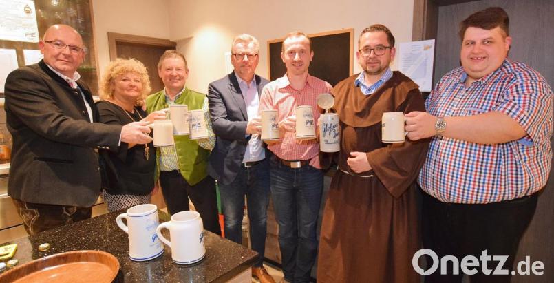 Sie stoßen auf ein gelungenes Bockbierfest an (von links): Vorsitzender des Fördervereins Thomas Dirler, Sportheimwirtin Ulrike Heldrich, stellvertretender Vorsitzende Werner Englhard, Sulzbach-Rosenbergs Bürgermeister Michael Göth, Vorsitzender Martin Luber, Starkbierredner Bruder Barnabas und Illschwangs Bürgermeister Dieter Dehling. Bild: no