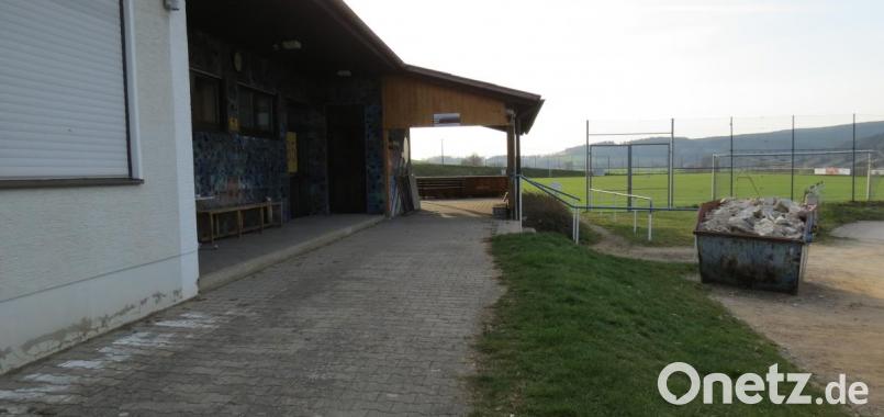 Am Sportheim und am Sportplatz gibt es immer etwas zu tun. Nach der Errichtung eines Windfangs für die Zuschauer und den Umbaumaßnahmen an der Clubraum-Küche läuft derzeit die Sanierung im Eingangsbereich. Bild: kö