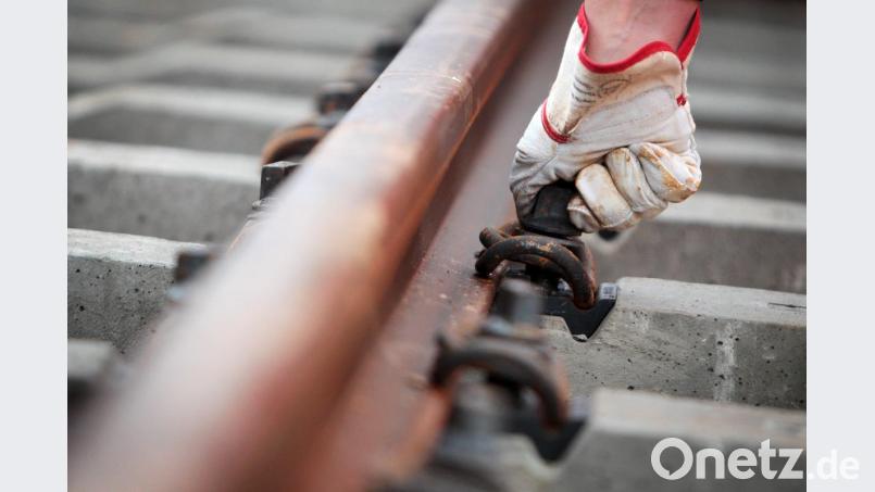 Gleisbauarbeiten werden am Wochenende 13./14. April auf der Bahnstrecke Nürnberg-Schwandorf erledigt. Deshalb müssen Fahrgäste nachts in Busse umsteigen. Bild: Fredrik Von Erichsen/dpa