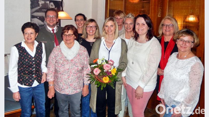 Die 27-jährige Ramlesreutherin Melanie Herrmann (Dritte von rechts) steht nun an der Spitze der Frauen-Union. Zum Vorstand gehören Tanja Hertel, Barbara Dierl, Alexandra Pfau, Verena Micklisch-Stahl, Sabine Schlegel, Simone Walter Lore Heindl (von rechts). Es gratulierten Bezirksvorsitzende Gudrun-Brendel-Fischer und CSU-Ortschef Franc Dierl (von links). Bild: hai