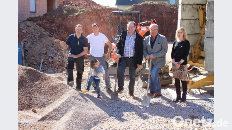Beim Spatenstich: Die beiden Bauherrn Ludwig und Jochen Altmann (links) mit den Gemeindevertretern. Bild: ral