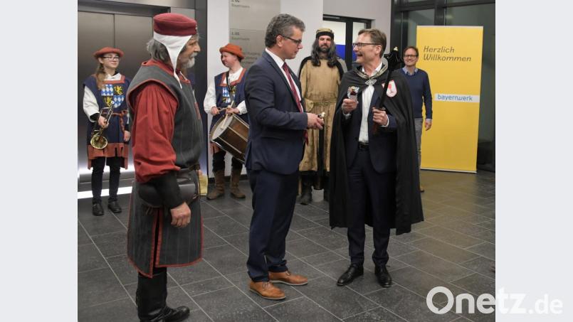 Der erste Akt im 37. Neunburger Festspielsommer ist erfolgreich verlaufen: Bayernwerk-Vorstandsvorsitzender Reimund Gotzel (rechts) gibt dem &quot;Hussenkrieg&quot; seine Zusage als Schirmherr. Dafür überreichten Festspiel-Vorsitzender Helmut Mardanow und Bürgermeister Martin Birner (von links) einen hussitischen Streitkolben und eine &quot;Hussenblut&quot;-Kostprobe. Eine große Delegation Festspieler hatte das Patenbitten begleitet. Bild: exb/Agnes Jonas