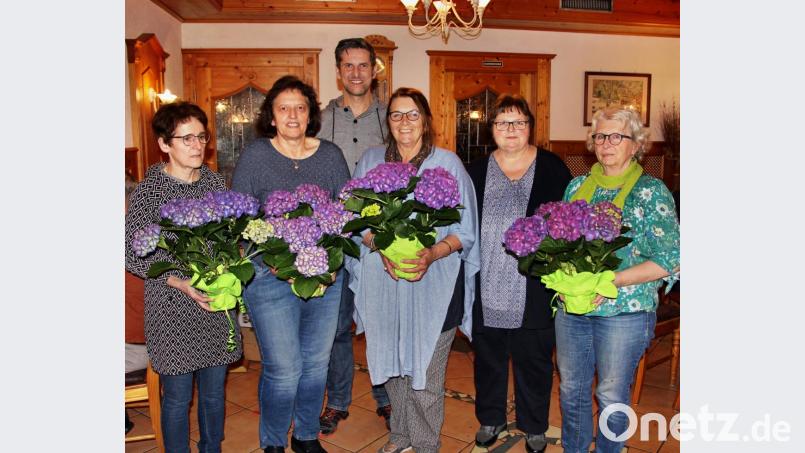 Die Gewinner bei der Blumenschmuck-Preisverteilung zusammen mit Bürgermeister Roman Berr: Ingrid Pürner, Monika Grötsch, Ute Höhlein, Vorsitzende Elfriede Wirbel und Teresa Wißmüller (von links). Bild: ds
