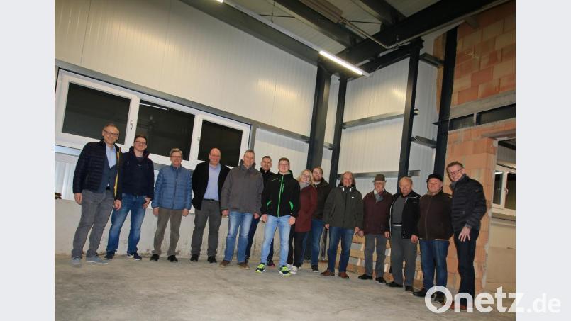 Mitglieder des CSU-Ortsverbands beim Besuch der Firma Hopf in Hatzenreuth. Fünfter von links CSU-Vorsitzender Markus Scharnagl sowie von rechts Inhaber Martin Schneider und Firmengründer Andreas Hopf. Bild: exb