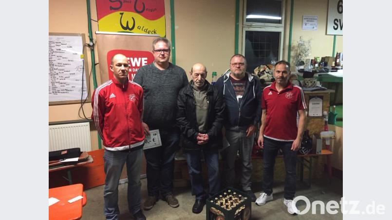 Matthias Hoff und Bernhard Ködel (Zweiter und Vierter von links) sind die Gewinner der beiden Geldpreise. Den Trostpreis, einen Kasten Bier, überreichen Benjamin Kuchenreuther (links) und Uwe Kade (rechts) an Siegfried Herbrecher (Mitte). Bild: hl