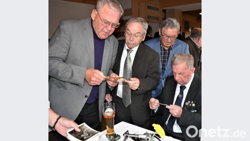 Martin Bernhardt (rechts) erhält eine Fahnenträgerauszeichnung (über 25 Jahre) sowie eine Ehrung für seine 45-jährige Mitgliedschaft bei der SRK 1881 Grafenwöhr. Bild: rgr