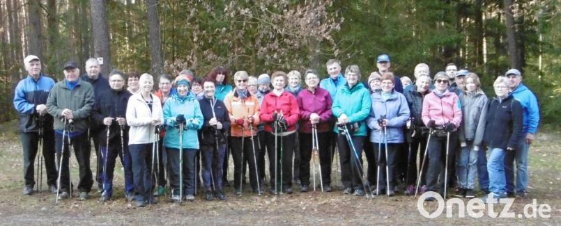 Zahlreiche Sportler nahmen am Frühstücks-Walking des TSV Pressath teil. Bild: exb