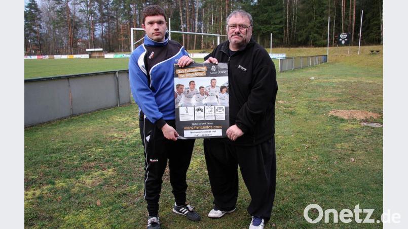Florian und Herbert Schaumberger (von links) freuen sich auf den Sommer. Denn die Real-Madrid-Fußballschule gastiert zum vierten Mal in Schönhaid. Bild: wro