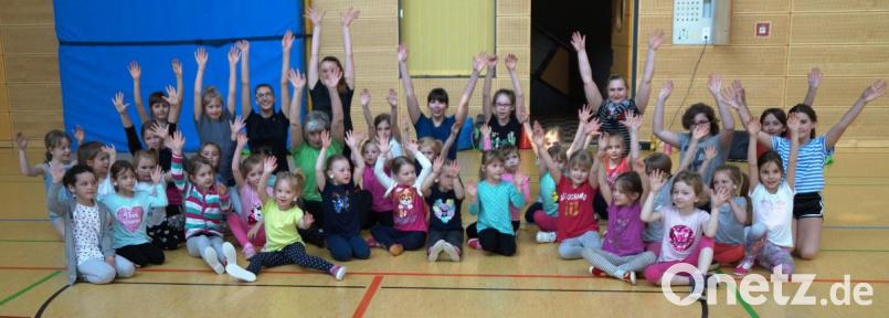 Nach dem ersten Kennenlernen gab es kind- und altersgerechte Laufübungen, Spiele und Wettbewerbe, die die Trainerinnen der Garde „Grün-Weiß“ für die kleinen Nachwuchstänzerinnen vorbereitet hatten. Bild: weu