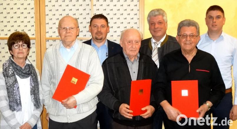 Helmut Schopper (Bildmitte) ist seit sechs Jahrzehnten Mitglieder bei den Flosser Sozialdemokraten. Karl Tabert (zweiter von rechts) und Adolf Lacher (zweiter von links) gehören 40 Jahre der Partei an. Es gratulieren SPD Kreisvorsitzender Markus Ludwig (dritter von links) mit den Ortsvorsitzenden Eli Dreßler (links) und Alexander Meier (rechts) sowie Bürgermeister Günter Stich (dritter von rechts). Bild: mef