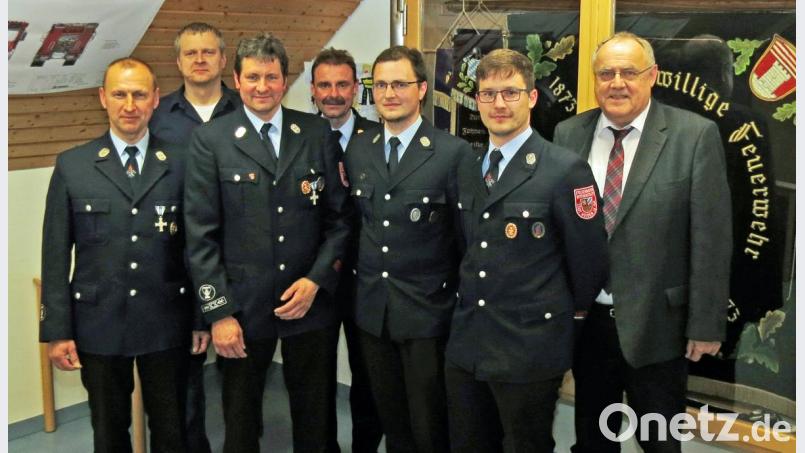 Die Feuerwehr Rothenstadt wählt Vorstand und Kommandanten. Erster Vorsitzender ist Reinhard Albrecht (Dritter von links), Stellvertreter Gerhard Braun (links), neuer Kommandant Michael Hösl (Dritter von rechts) und sein Stellvertreter Daniel Kellermann (Zweiter von rechts). Bild: Dobmeier