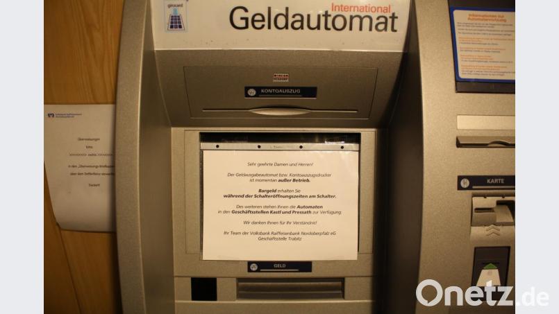 Noch ist der einbruchgeschädigte Geldautomat der Trabitzer Raiffeisenbank außer Betrieb, doch demnächst - einen genauen Tag konnte die Bank noch nicht nennen - soll ein Leihgerät und in wenigen Wochen ein ganz neuer Automat zur Verfügung stehen. Somit sind die wichtigsten Basis-Bankdienstleistungen sichergestellt, wenn die Geschäftsstelle Anfang Mai in eine Selbstbedienungsfiliale umgewandelt wird. Bild: bjp Bild: bjp