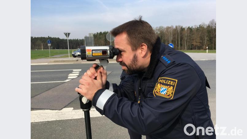 Die Laserpistole nimmt jedes Fahrzeug ins Visier und misst dessen Geschwindigkeit. Bild: ihl