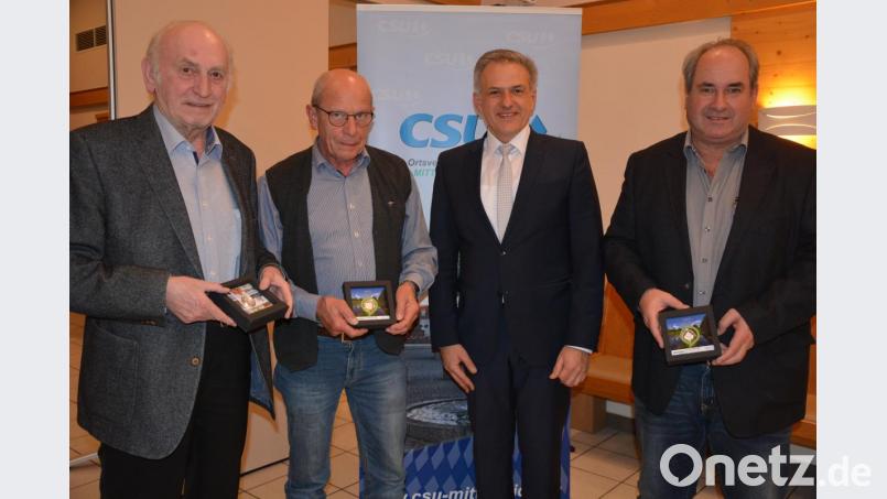 Mit Dankurkunden, der Bronzenen Ehrenraute der CSU und der Münze „100 Jahre Freistaat Bayern“ dankte der scheidende CSU-Ortsvorsitzende Roland Grillmeier (2. von rechts) lang gedienten CSU-Vorstandsmitgliedern. Im Bild (von links) Stefan Zeitler, Theo Schaumberger und Josef Schwägerl. Bild: jr