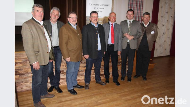 Befassten sich bei der Jahreshauptversammlung mit den Anliegen der Fischerei: Der Vizepräsident des Oberpfälzer Fischereiverbandes, Hans Schießl, Dritter Bürgermeister Gerhard Peter, der Vizepräsident der Berufsfischer im Landesverband, Alfred Stier, der Präsident des Bezirksfischereiverbands Hans Holler, der Präsident des Landesfischereiverbandes, Professor Albert Göttle, Landrat Thomas Ebeling sowie der Vize der Oberpfälzer Fischer, Reiner Wolfrath. Bild: ral