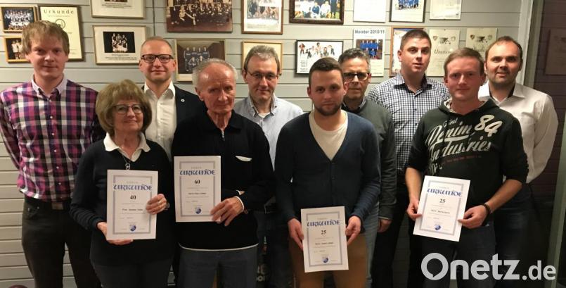 Für ihre Treue zum Sportverein ehrte der SV-Vorstand langjährige Mitglieder: (von links) Gerald Bublat, Helke Sommer, Stafn Bäuml, Hans Lindner, Johannes Wagner, Daniel Lehner, Siegfried Kick, Vorsitzender Alexander Meier. Martin Barth und zweiter Vorsitzender Stefan Kraus. Bild: le