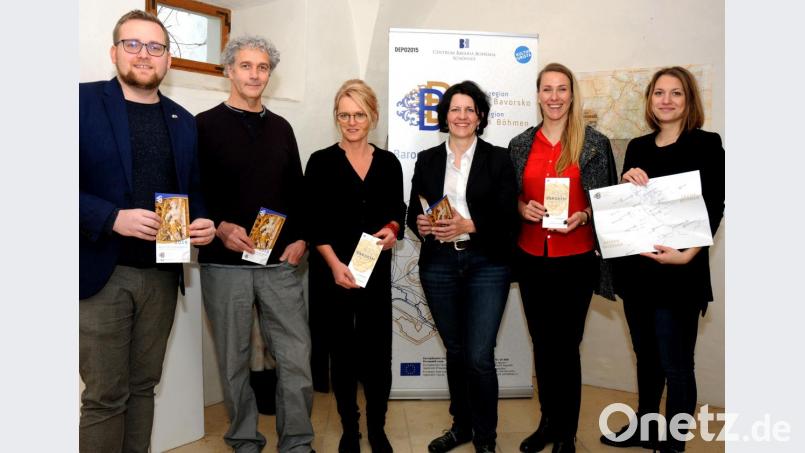 Das Projekt &quot;Barockregion Bayern Böhmen&quot; verbindet und belebt die barocken Kulturschätze beiderseits der Grenze durch gemeinsame Ausstellungen und Veranstaltungen beim Bayerisch-Böhmischen Barockfestival 2019. (Von Links) Sebastian Lesnak, Robert Diem, Hanna-Regina Uber, Veronika Hofinger, Marta Biba und Eva Rybakova freuten sich über Präsentation des Flyers. Bild: Stephan Huber