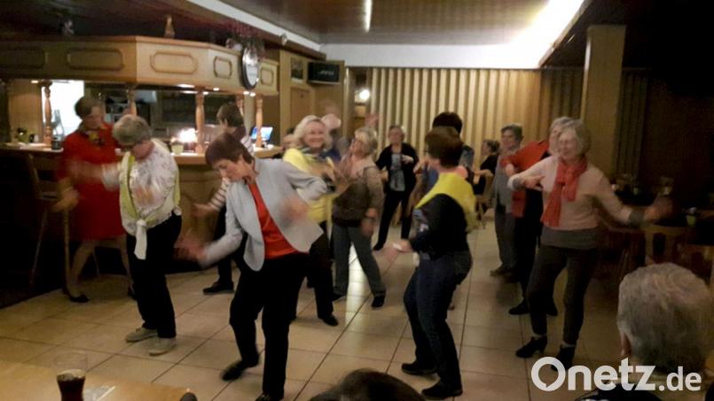 Unter der Federführung der Gymnastikgruppenleiterin Brigitte Steger tanzen die Frauenbund-Mitglieder spontan beim Weltfrauentag-Flashmob mit. Bild: exb