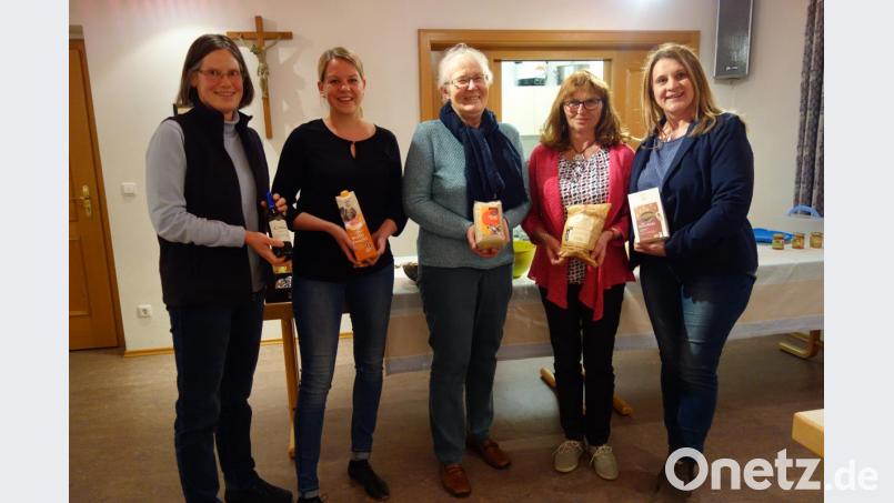 Einen informativen und interessanten Vortrag zum Thema &quot;Fairer Handel&quot; hielt Frau Marlene Schmieder (dritte von rechts) bei der Kath. Landvolkbewegung. Zusammen mit Frau Gradl vom Eine-Welt-Team Tirschenreuth (erste von links), der scheidenden Vorsitzenden Monika Jäger (zweite von rechts) und den beiden neuen Vorsitzenden Lucia Ziegler (zweite von links) und Elke Beer (erste von rechts) präsentierten sie eine kleine Auswahl von Produkten, die im Eine-Welt-Laden in Tirschenreuth erhältlich sind. Bild: exb