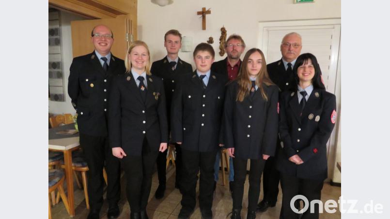 Kommandant Florian Müller (links), Vorstand Max Weber und zweiter Bürgermeister Hermann Schraml (hinten von rechts) danken Katharina Kopp (zweite Jugendwartin), Lukas Kopp (Beförderung zum aktiven Feuerwehrmann), Simon Bäte, Lena Braunreuther (Neuaufnahmen) und Carolina Müller (Jugendwartin) für ihren Einsatz (von links). Bild: jzk