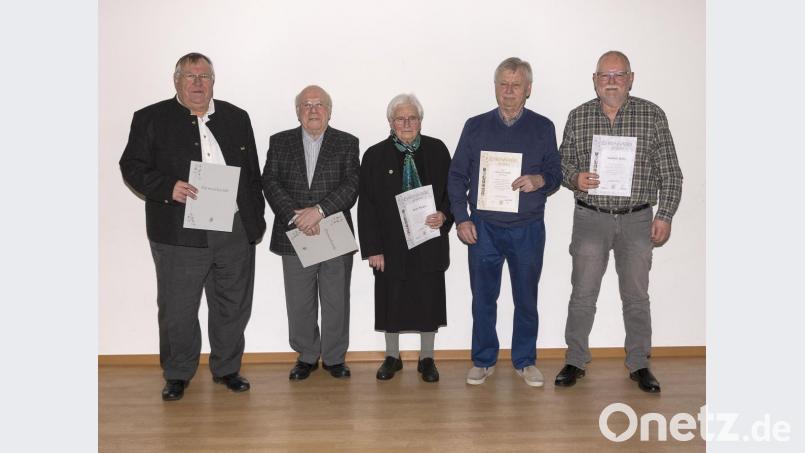 Anton Donhauser (von links), Karl Biehler, Berta Krüger, Helmut Zimmert und Manfred Koller werden für ihre Treue zum Verein geehrt. Bild: Gerda Eiber/exb
