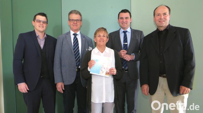 VdK-Geschäftsführer Bernd Steinkirchner, Berater Günter Edenhart, Behindertenbeauftragte Helga Forster, Landrat Thomas Ebeling und VdK-Abteilungsleiter Eberhard Grünzinger (von links) werben für Barrierefreiheit im öffentlichen Raum. Bild: Hirsch