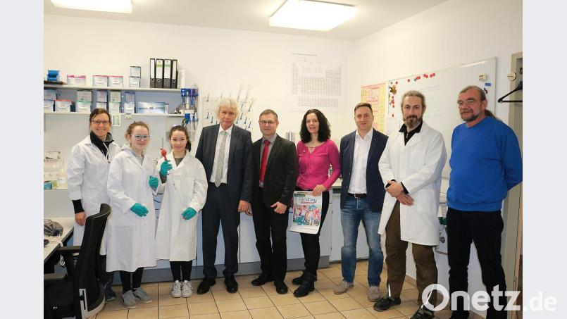 Der Landkreis-Chef war live dabei beim Girls Day 2019 auf der Reststoffdeponie Steinmühle. Unser Bild zeigt (von links): Martina Lindner, Chemielaborantin, Julia Bauer, Anna Dill, Landrat Wolfgang Lippert, Thomas Franz, Leiter der Agentur für Arbeit, Tirschenreuth, Gleichstellungsbeauftragte Karin Hauser-Dötterl, Oliver Schuller, Beauftragter für Chancengleichheit, Jobcenter, Jonas Lutz, Umweltingenieur und Peter Förster, Deponieleiter. Bild: exb