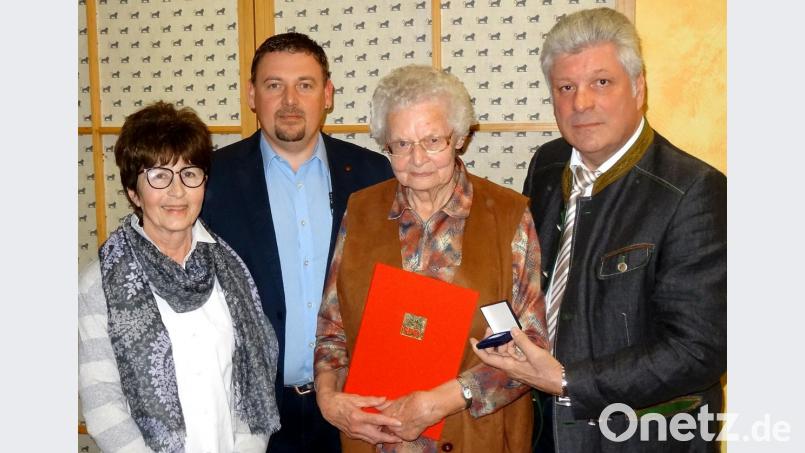 Ilse Galland (zweite von rechts) erhält die Willi-Brandt-Medaille und den Ehrenbrief der SPD. Vorsitzende Eli Dreßler (von links), Kreisvorsitzender Markus Ludwig und Bürgermeister Günter Stich gratulieren. Bild: mef