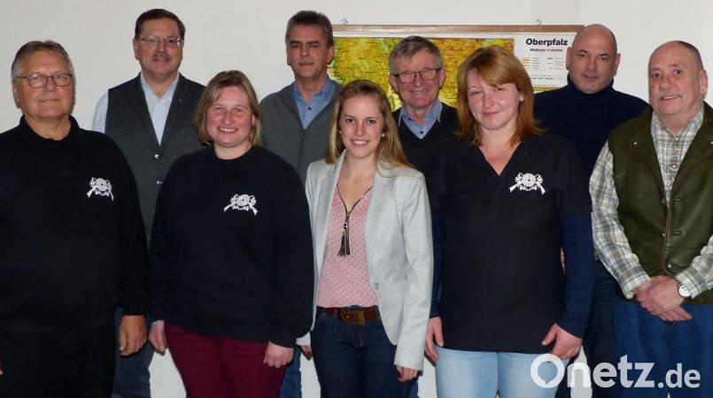Mit einer geänderten Führungsmannschaft starten die Eichenlaub-Schützen ins 40. Jahr des Bestehens (von links): Zweiter Schützenmeister Dieter Pommeranz, Kassenprüfer Gerhard Hey, Schützenmeisterin Claudia Schreglmann, Berthold Schmid (bisher Schatzmeister) Schatzmeisterin Franziska Götz, Kassenprüfer Hans Lautner, Beisitzerin Michaela Meisel, Beisitzer Klaus Seger, Klaus Steinrück (bisher Jugendwart). Nicht mit auf dem Bild sind der neue Jugendwart Oliver Schneider und Schriftführerin Andrea Kaufmann. Bild: lgc