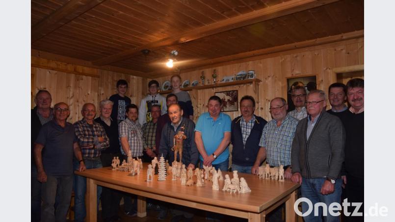 Die OWV-Schnitzer mit Sprecher Erwin Klotz (Dritter von links) präsentieren einen Teil ihrer Werke. Anton Pöpperl (Vierter von links) hatte sie wieder angeleitet. Bild: fla