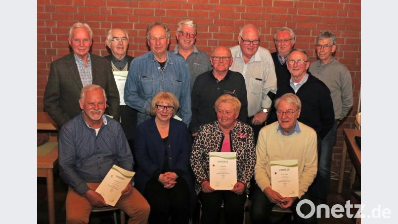 Die Siedlergemeinschaft St. Michael wählt ihren Vorstand mit Ute Ströher an der Spitze (sitzend, Zweite von links). Bild: Dobmeier