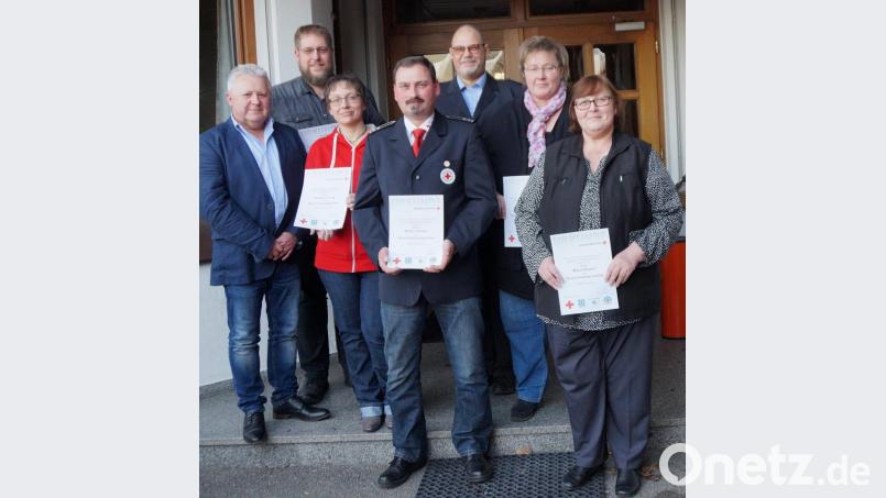 Dritter Bürgermeister Peter Forster (links) gratulierte den langjährigen Mitgliedern und dankte für ihren Einsatz. Uwe Spandau (Dritter von rechts) und Martin Hauser (Mitte) bekamen für ihre hervorragenden Leistungen in der Ausbildung das Ehrenzeichen in Bronze. Bild: weu