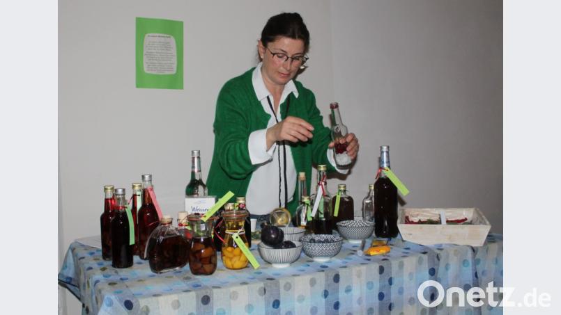 Kräuterpädagogin Jeanette Ring zeigt, wie Liköre und Heilschnäpse angesetzt werden. Bild: exb