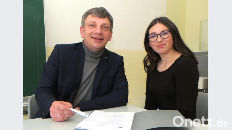 Der Geschäftsführer der Wirtschaftsjunioren, Manuel Lischka (links), führte mit Anna Gebhardt (rechts) ein Vorstellungsgespräch und traf auf eine selbstbewusste junge Dame. Bild: Hirsch