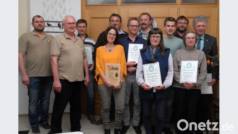 Ehrung beim OWV Beidl für 10- und 15-jährige Mitgliedschaft (von links): Vorsitzender Martin König, zweiter Vorsitzender Alois Bauer, Alfons Gleißner (15 Jahre), Alexandra König (10), Armin Kellermann (10), Albert Franz (15), Thomas Adam (15), Eva-Maria Franz (15), Maximilian König (15), Wendelin Gleißner (15), Karin Pelikan (15) und Bürgermeister Lothar Müller (15). Bild: gbj