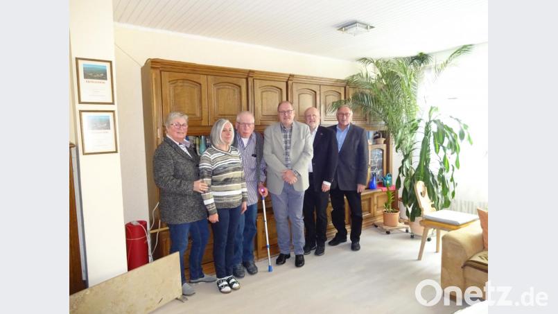 Im Bild (von links): Gaby Hübner (IG BCE), Brigitte Memminger (Ehefrau), Franz Memminger, Reinhard Schön (VdK Plößberg), Harald Gresik (VdK Kreisgeschäftsführer), Georg Brand (VdK Kreisvorsitzender). Bild: Josef Trißl